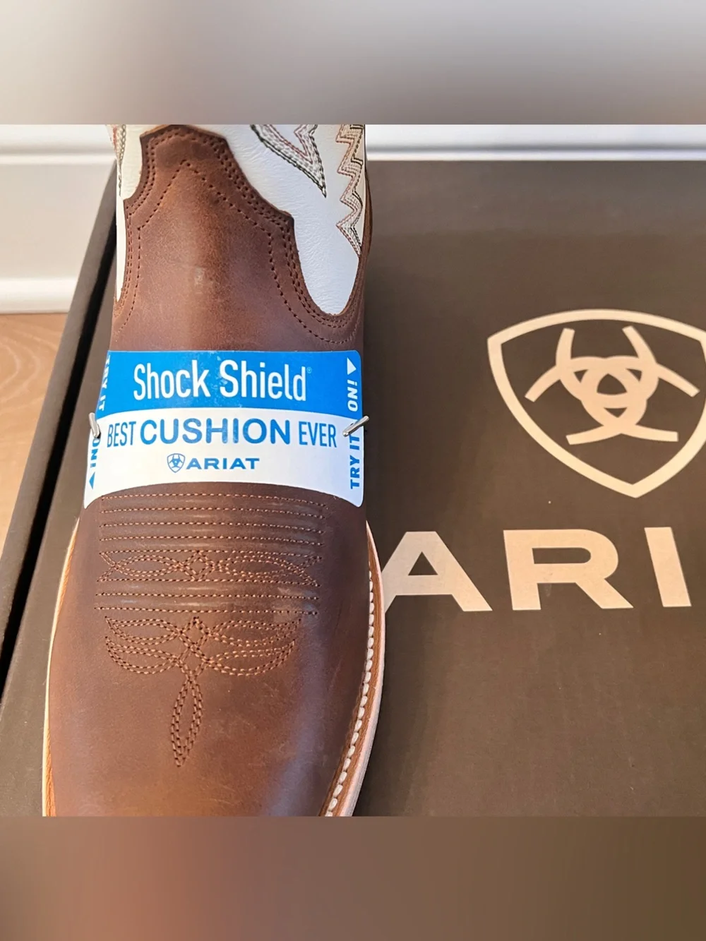 NIB Ariat Southland Distressed Brown and Crema Men's Boots 9M Western Boots